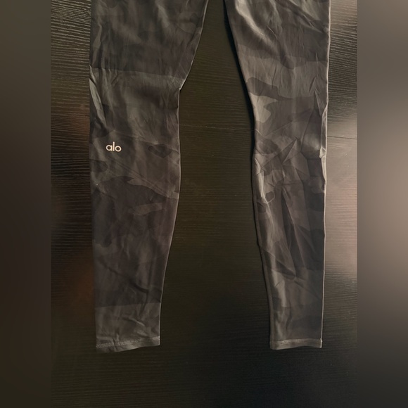 ALO Yoga Pants - ALO Yoga Women's Black Camo Leggings